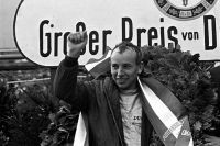 John Surtees bei Siegerehrung
