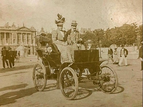 Das Ehepaar Riker mit seinem Riker Electric in Paris 1898. Das Auto wurde von Andrew Rikers Frau bis 1930 täglich benutzt.  Foto: Auto-Medienportal.Net/Worldwide Auctioneers