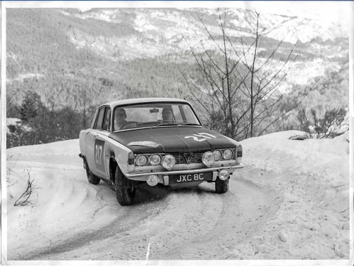 Der Rover 2000 Werks-Rallyewagen während der Rallye Monte Carlo 1966 – eine Kollision mit einer Mauer kostete das Team eine Top-Ten-Platzierung.