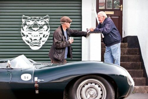 So sehen sich Mann und Auto wieder: OCTANE mit dem Original-Prototypen des Jaguar D-Type zu Besuch bei Norman Dewis, der die Raubkatze einst mitentwickelt hat.