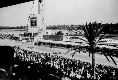 Hermann Lang (in Führung liegend) gewann mit dem Mercedes-Benz W 125 den Großen Preis von Tripolis 1937.  Foto: Auto-Medienportal.Net/Daimler