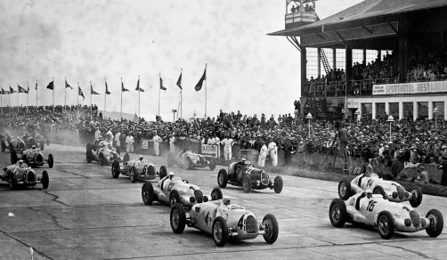 Großer Preis von Deutschland am 25. Juli 1937 auf dem Nürburgring kurz nach dem Start. Rudolf Caracciola (Startnummer 12) gewann das Rennen vor Manfred von Brauchitsch (Startnummer 14), beide im Mercedes-Benz W 125 .  Foto: Auto-Medienportal.Net/Daimler