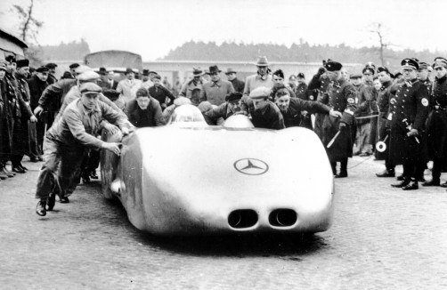 Rudolf Caracciola stellte am 28. Januar 1938 mit dem vollverkleideten Mercedes-Benz W 125 mit Zwölf-Zylinder-Motor auf der Autobahn bei Darmstadt zwei bis heute geltende Geschwindigkeitsrekorde für öffentliche Straßen auf.  Foto: Auto-Medienportal.Net/Daimler