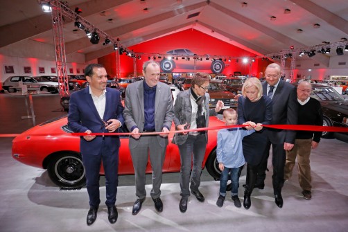 Eröffnen die Toyota Collection (v.l.): Deutschland-Geschäftsführer Tom Fuy, Bürgermeister Dr. Ralf Heinen und die Familie Pichert.  Foto: Auto-Medienportal.Net/Toyota