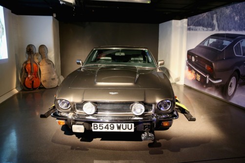 Bond-Ausstellung in London: Aston Martin V8 Volante und Cello-Schlitten aus „Der Hauch des Todes“ (1987).  Foto: Auto-Medienportal.Net/London Film Museum
