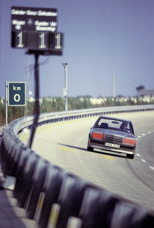 Weltrekordfahrt auf der Hochgeschwindigkeitsstrecke in Nardò/Italien mit dem Mercedes-Benz 190 E 2.3-16 (W 201) vom 11. bis 21. August 1983. Das Fahrzeug stellt insgesamt drei Weltrekorde und neun Klassenrekorde auf.  Foto: Auto-Medienportal.Net/Daimler