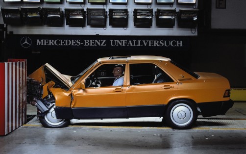 Mercedes-Benz 190 (Baureihe W 201) im Crashtest.  Foto: Auto-Medienportal.Net/Daimler