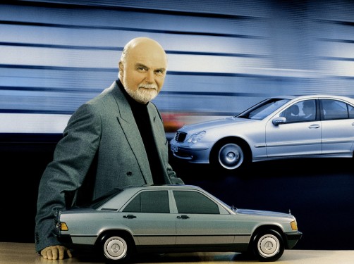 Bruno Sacco, bis 1999 verantwortlich für das Design bei Mercedes-Benz, mit einem Modell des Mercedes-Benz 190 der Baureihe W 201 (1982–1993).  Foto: Auto-Medienportal.Net/Daimler