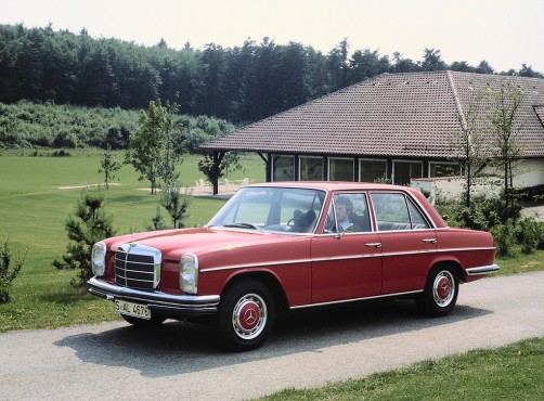 Mercedes-Benz 280 der Baureihe W 114. Die beiden 1972 eingeführten „Strich-Acht“-Topmodelle verfügen über eine Doppelstoßstange vorn und eine bis zum Radausschnitt vorgezogene Heckstoßstange.  Foto: Auto-Medienportal.Net/Daimler