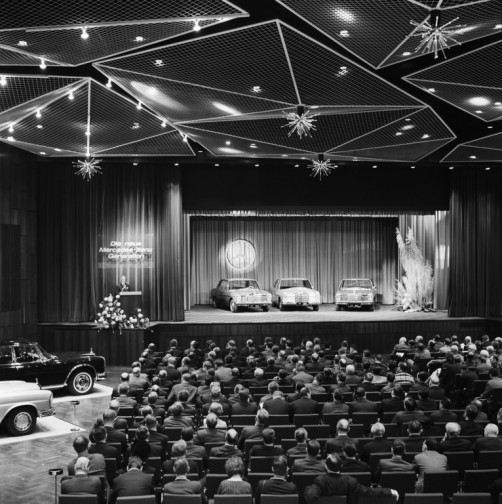 Präsentation der „Neuen Mercedes-Benz Generation“ im Januar 1968 in Sindelfingen. Chefingenieur Hans Scherenberg (links) stellt die neuen Typen 220 D (W 115), 280 S (W 108) und 250 (W 114) vor.  Foto: Auto-Medienportal.Net/Daimler