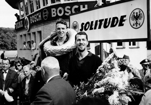 Formel-1-Rennen auf der Solitude 1962: Dan Gurney mit Siegerkranz und Joakim Bonnier.  Foto: Auto-Medienportal.Net/Porsche