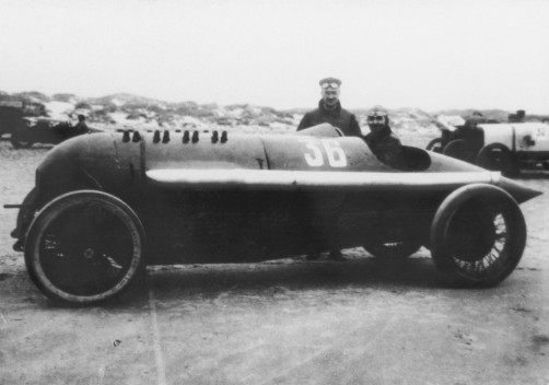Opel 12,3-Liter Grand-Prix Rennwagen „Grünes Monster“ von 1913 bei einem Strandrennen in den 1920er Jahren.  Foto: Auto-Medienportal.Net/Opel