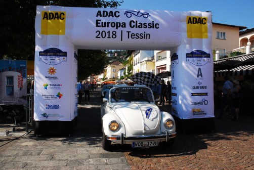 ADAC Europa Classic 2018: Zieleinfahrt des Teams II der Autostadt im 1979er VW Käfer 1303 LS Cabriolet.  Foto: Auto-Medienportal.Net/Altvater