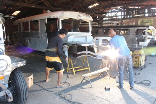 Die Jeepneys werden in einer halboffenen Werkstatt gebaut.  Foto: Gregg Manalo 