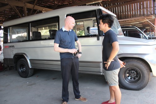 Der Autor und Jackie Sarao am Prototyp eines neuen Jeepney.  Foto: Gregg Manalo 