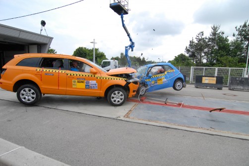   ADAC-Crashtest groß gegen klein: Audi Q7 gegen Fiat 500.  Foto: Auto-Medienportal.Net/ADAC