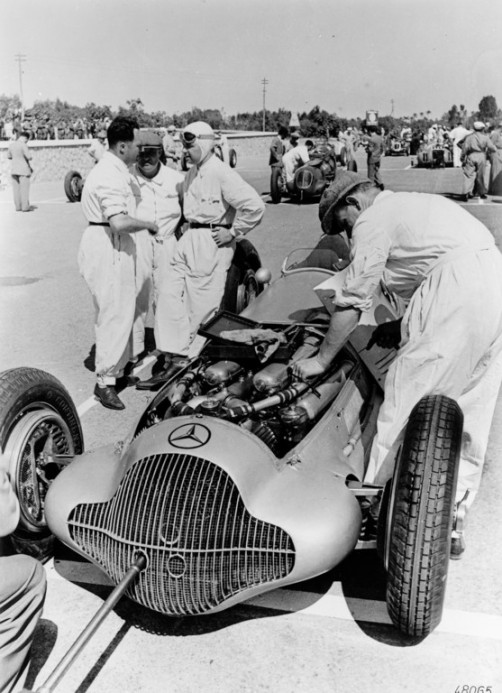 Großer Preis von Tripolis, 15. Mai 1938: Rudolf Caracciola und Monteure bei den Startvorbereitungen am Mercedes-Benz Formel-Rennwagen W 154.  Foto: Auto-Medienportal.Net/Daimler