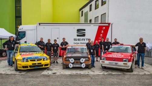 Das Seat-Team mit drei Rallye-Fahrzeugen aus der Sammlung „Coches Históricos“ beim ADAC-Eifel-Rallye-Festival 2018.  Foto: Auto-Medienportal.Net/Seat