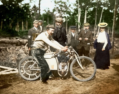 	  Václav Klement (Mitte) mit Václav Vondřich nach dem Sieg in der inoffiziellen Motorrad-Weltmeisterschaft in Dourdan 1905.  Foto: Auto-Medienportal.Net/Skoda