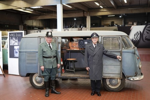 	  Die ehemaligen Polizisten Felix Hoffmann (li.) und Heinz Scholze in damaliger Uniform vor dem VW T1 Radarmesswagen (Baujahr 1953).  Foto: Auto-Medienportal.Net/Volkswagen