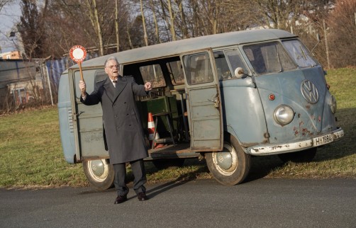 	  VW T1 Radarmesswagen (Baujahr 1953) und Ex-Polizeihauptwachtmeister Heinz Scholze (89), der vor rund 58 Jahren in dem Fahrzeug geschult worden ist.  Foto: Auto-Medienportal.Net/Volkswagen