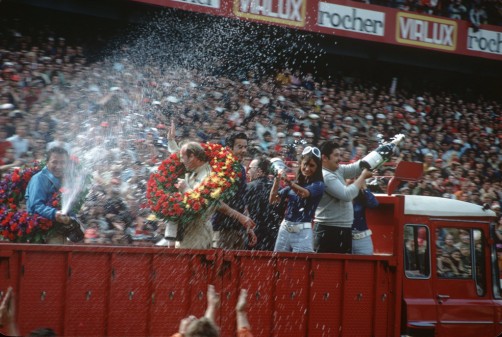Le Mans 1970: Die Porsche-Fahrer Hans Herrmann und Richard Attwood feiern ihren Sieg.  Foto: Auto-Medienportal.Net/Porsche