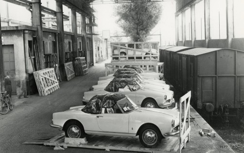 Eine Reihe von Alfa Romeo Giulietta Spider wird für die Verschiffung in die USA vorbereitet (1955).  Foto: Auto-Medienportal.Net/FCA