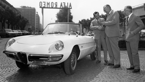Ein Alfa Romeo 1600 Spider wird im Werk am einen Kunden übergeben (1966).  Foto: Auto-Medienportal.Net/FCA
