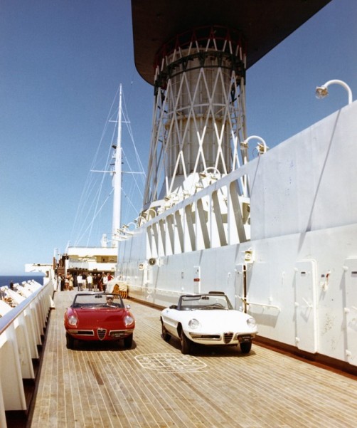 Zwei der drei Alfa Romeo Spider 1600 auf dem Ozeandampfer „Raffaello“ und dem Weg zur Premiere in den USA (1966).  Foto: Auto-Medienportal.Net/FCA