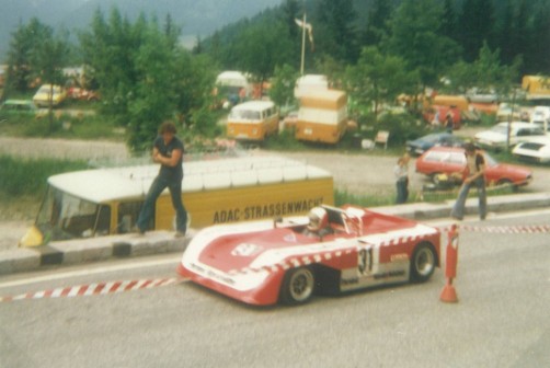 Das Originalfoto von 1977 zeigt Toni Spiegelsberger in seinem KMW-Porsche kurz vor dem Start beim allerletzten Alpen-Bergpreis.