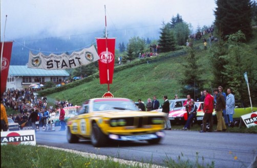 Das herrliche Foto aus dem Jahr 1973 von Ewald Strobl zeigt im Vordergrund den Start Bepp Mayer`s auf dem BMW 3.0 CSI - und im Hintergrund den Porsche 914/6 GT von der O.N.S.
